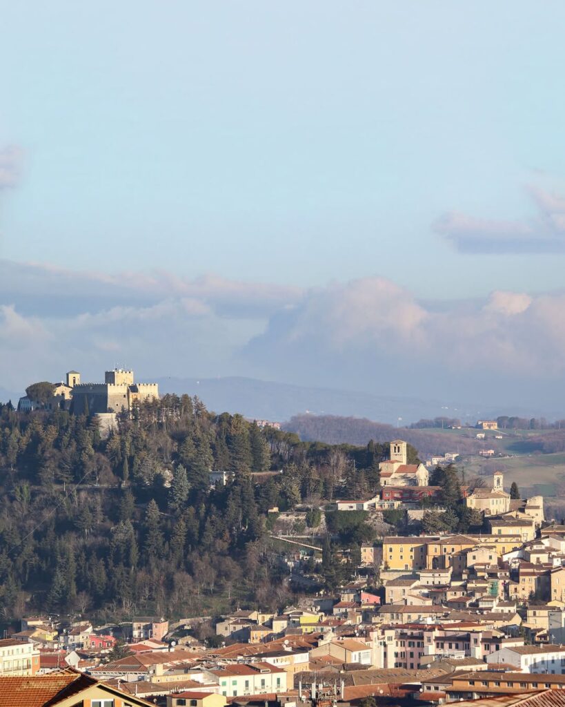 Panorama del borgo di Campobasso con castello medievale sulle colline del Molise vicino alla Tenuta Dafne.
